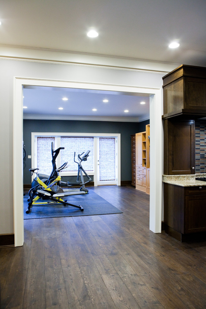 Multifunktionaler, Mittelgroßer Moderner Fitnessraum mit braunem Holzboden und blauer Wandfarbe in Chicago
