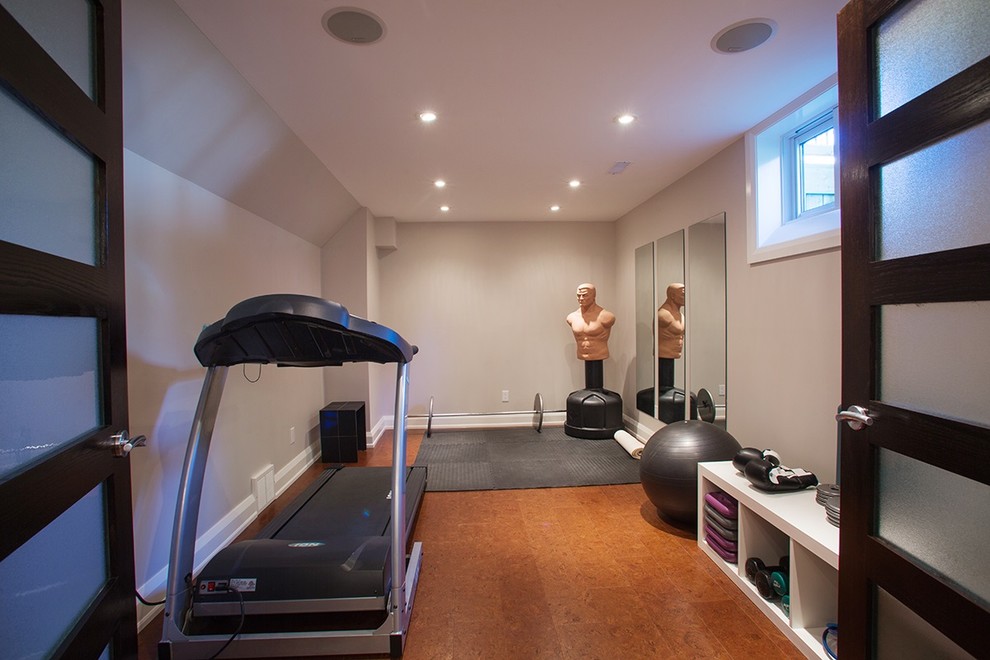 Mittelgroßer, Multifunktionaler Klassischer Fitnessraum mit grauer Wandfarbe und Korkboden in Ottawa