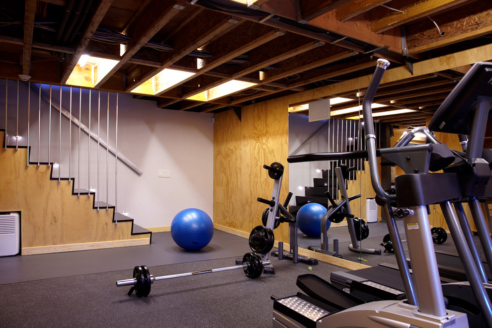 Moderner Fitnessraum mit grauem Boden in New York