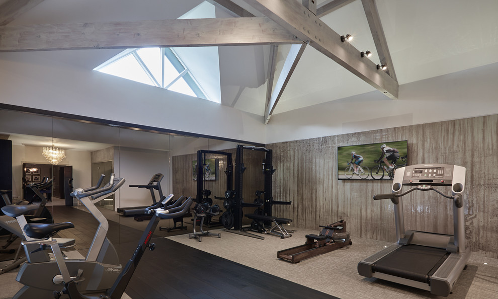 Multifunktionaler, Mittelgroßer Moderner Fitnessraum mit beiger Wandfarbe, dunklem Holzboden und schwarzem Boden in Cheshire