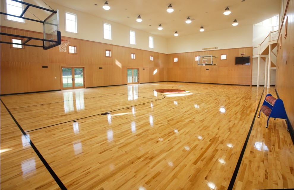 Geräumiger Moderner Fitnessraum mit Indoor-Sportplatz und hellem Holzboden in Boston