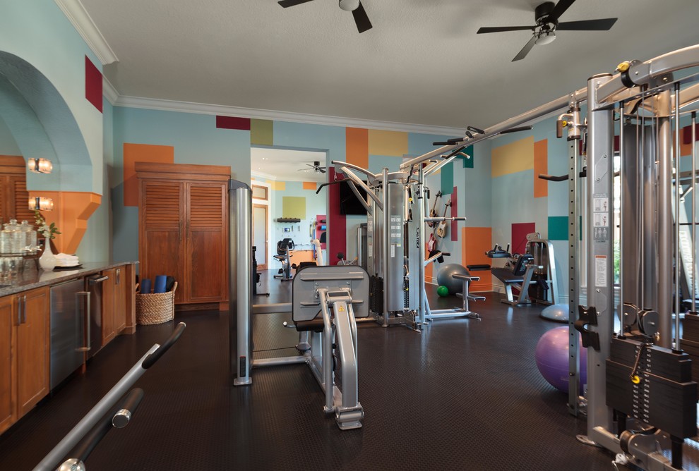 Multifunktionaler, Großer Moderner Fitnessraum mit bunten Wänden, Vinylboden und schwarzem Boden in Tampa