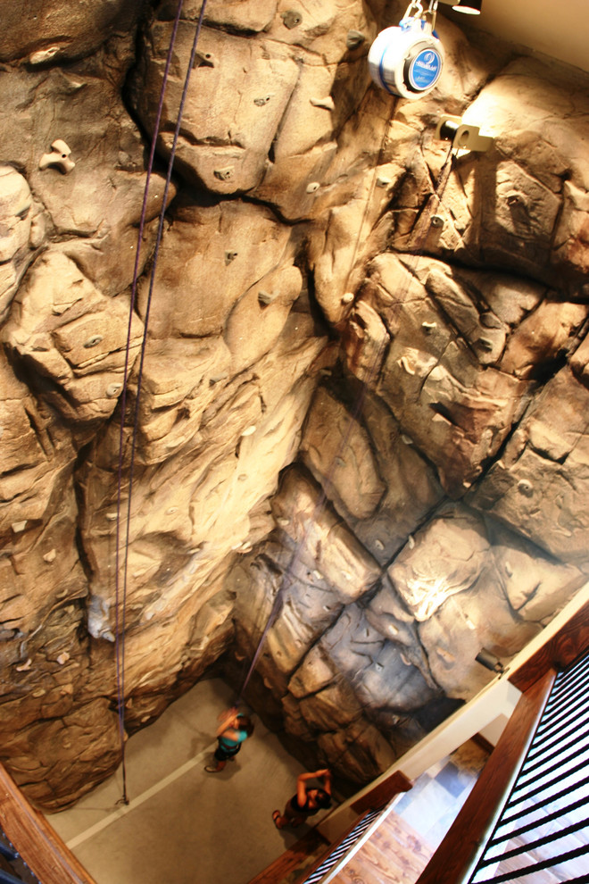 デンバーにある高級な巨大なラスティックスタイルのおしゃれなクライミングウォール (ベージュの壁) の写真
