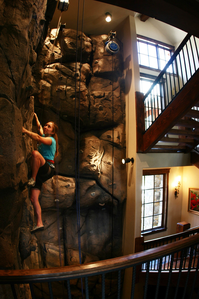 Geräumiger Uriger Fitnessraum mit Kletterwand und beiger Wandfarbe in Denver