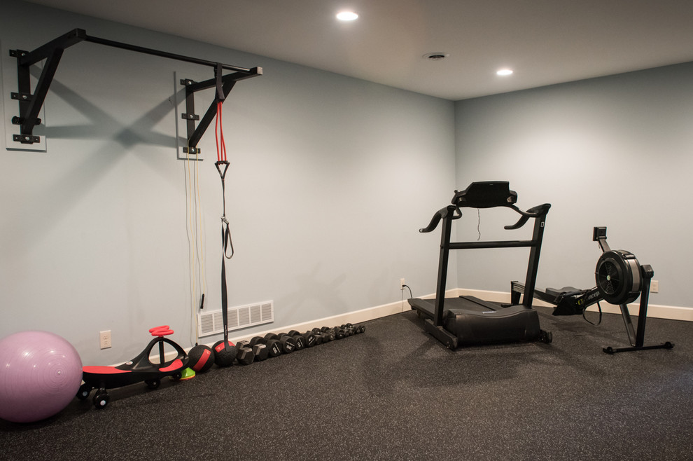 Cette photo montre une salle de sport montagne multi-usage et de taille moyenne avec un mur bleu.