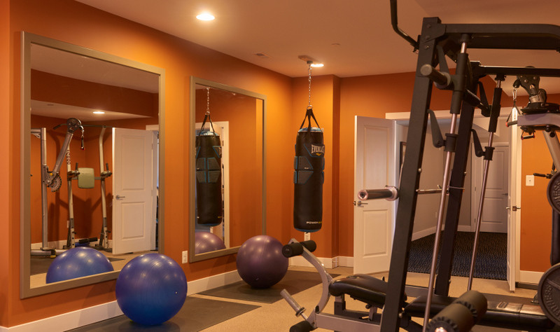 Multifunktionaler, Großer Eklektischer Fitnessraum mit oranger Wandfarbe in Baltimore