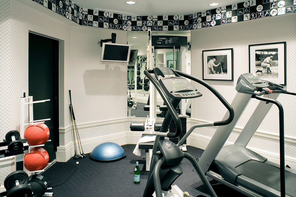 ニューヨークにある高級な小さなトラディショナルスタイルのおしゃれなトレーニングルーム (白い壁、カーペット敷き、黒い床) の写真