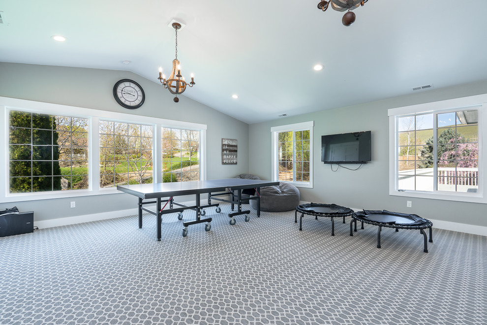 Exempel på ett klassiskt hemmagym med grovkök, med grå väggar, heltäckningsmatta och grått golv