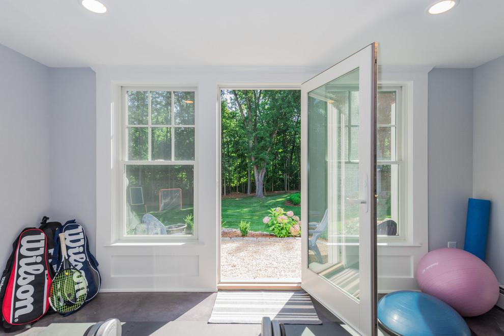 Стильный дизайн: маленький универсальный домашний тренажерный зал в стиле неоклассика (современная классика) с серыми стенами, бетонным полом и серым полом для на участке и в саду - последний тренд