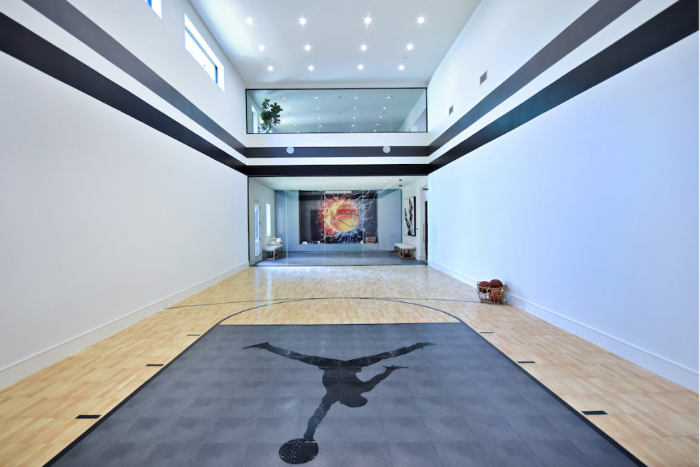 Photo of a contemporary home gym in Los Angeles with a feature wall.