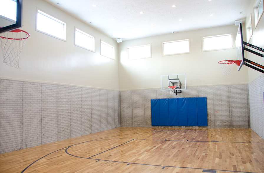 Klassischer Fitnessraum mit Indoor-Sportplatz, hellem Holzboden und weißer Wandfarbe in Omaha
