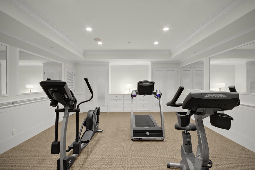 Multifunktionaler, Großer Klassischer Fitnessraum mit weißer Wandfarbe, Teppichboden und beigem Boden in San Diego