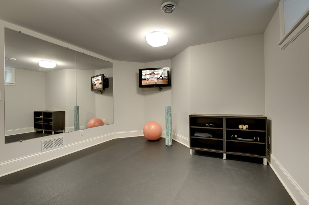 Design ideas for a traditional home gym in Minneapolis.