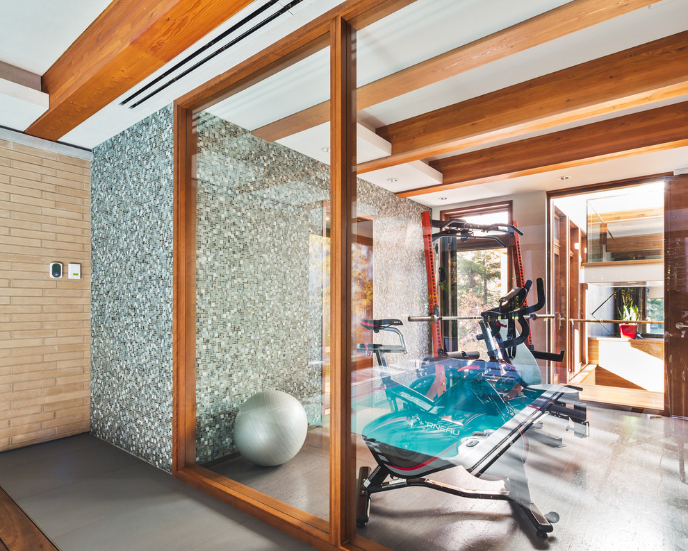 Multifunktionaler, Kleiner Moderner Fitnessraum mit grauer Wandfarbe und Korkboden in Montreal