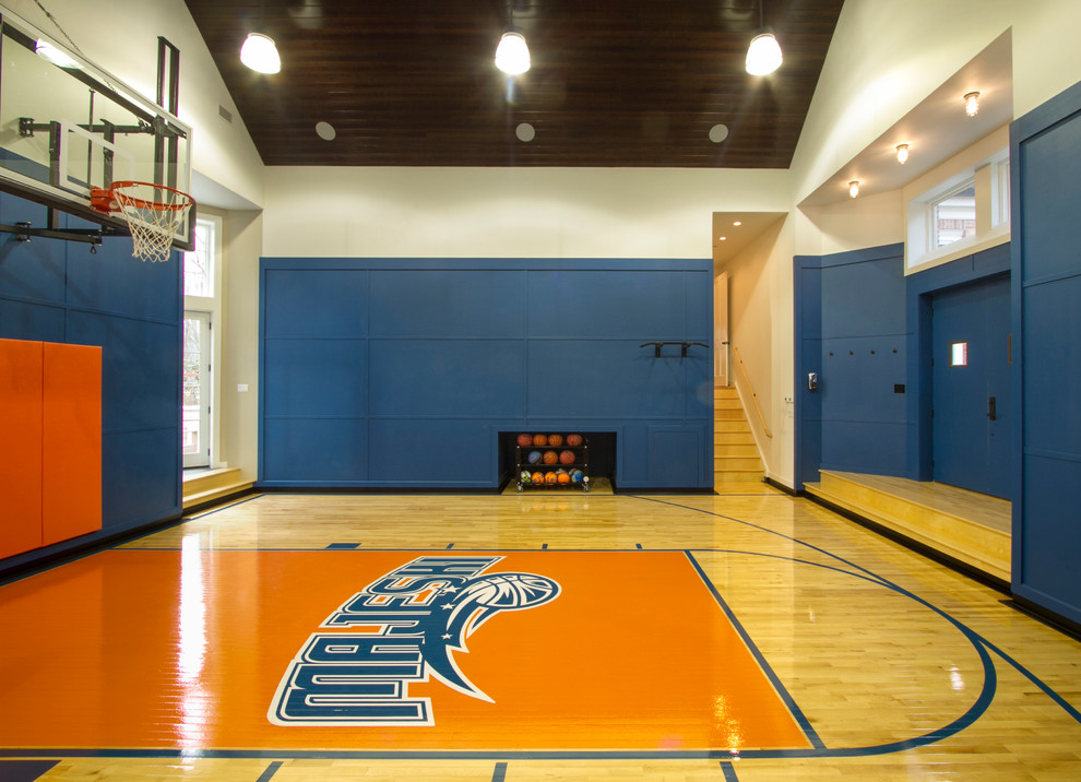 Свежая идея для дизайна: большой спортзал в стиле неоклассика (современная классика) с синими стенами и светлым паркетным полом - отличное фото интерьера