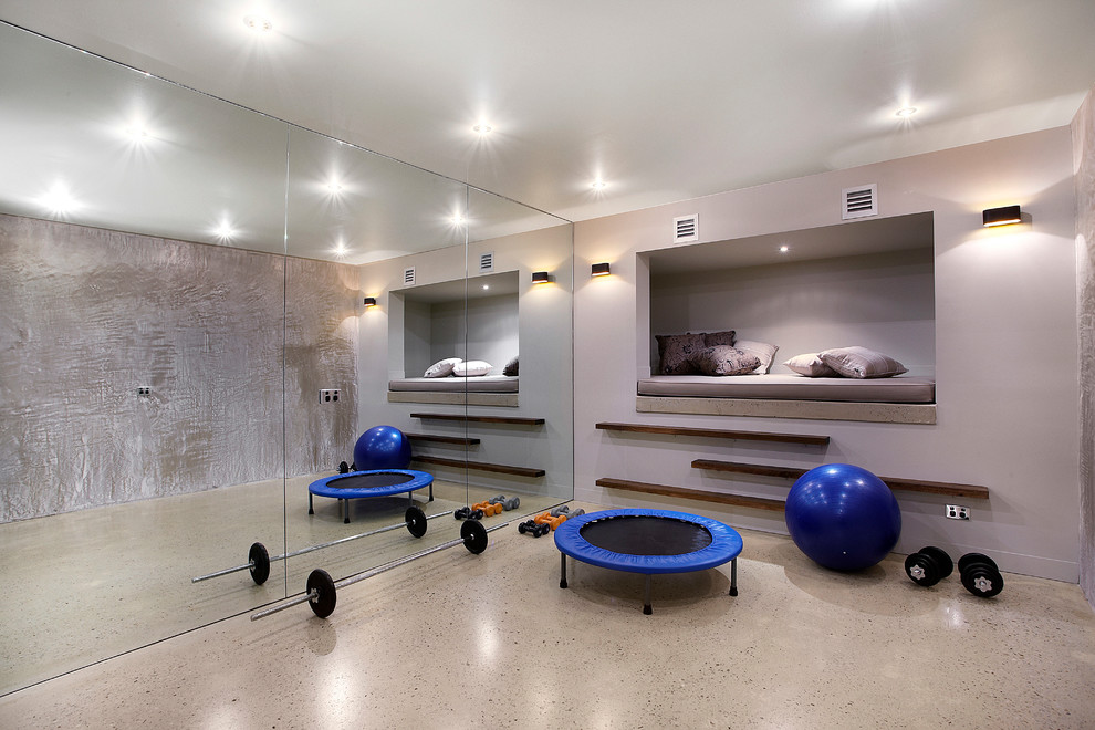 Источник вдохновения для домашнего уюта: универсальный домашний тренажерный зал в современном стиле с фиолетовыми стенами и коричневым полом