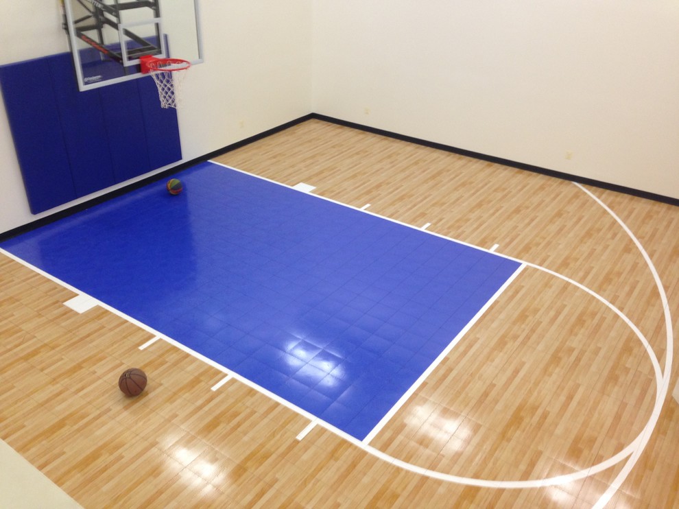 Geräumiger Moderner Fitnessraum mit Indoor-Sportplatz, weißer Wandfarbe, hellem Holzboden und beigem Boden in Washington, D.C.