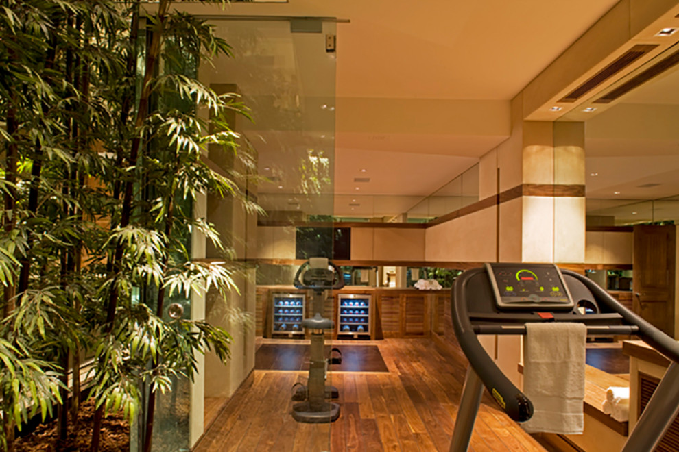 Multifunktionaler, Mittelgroßer Moderner Fitnessraum mit beiger Wandfarbe, braunem Holzboden und braunem Boden in London