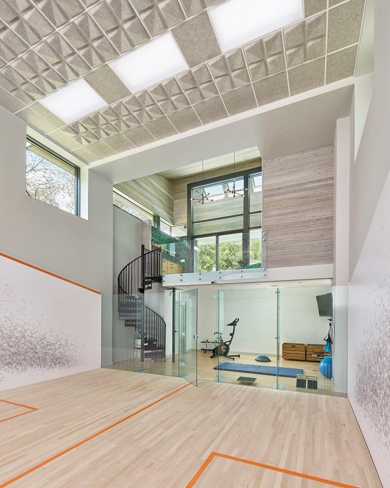 Inspiration för mellanstora moderna hemmagym med inomhusplan, med grå väggar, ljust trägolv och beiget golv