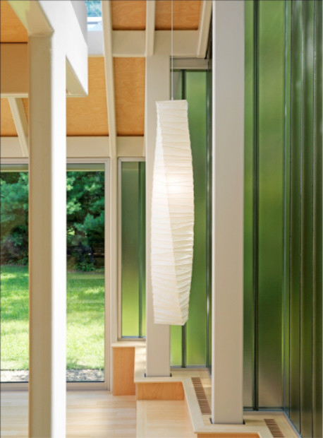 Idéer för ett stort modernt hemmagym med yogastudio, med bambugolv, beige väggar och beiget golv