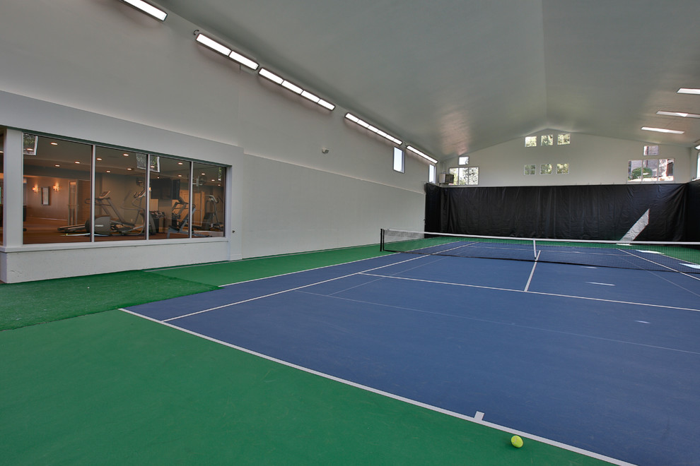 Großer Klassischer Fitnessraum mit Indoor-Sportplatz und grauer Wandfarbe in Salt Lake City