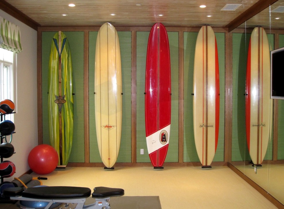 Cette photo montre une salle de sport bord de mer avec un mur vert.