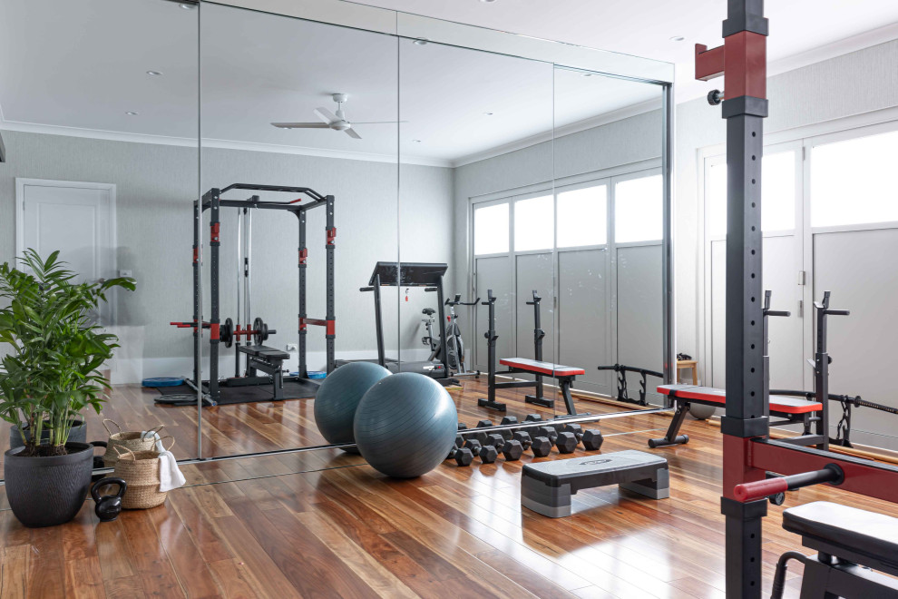 Multifunktionaler, Großer Moderner Fitnessraum mit weißer Wandfarbe, braunem Holzboden und braunem Boden in Sydney