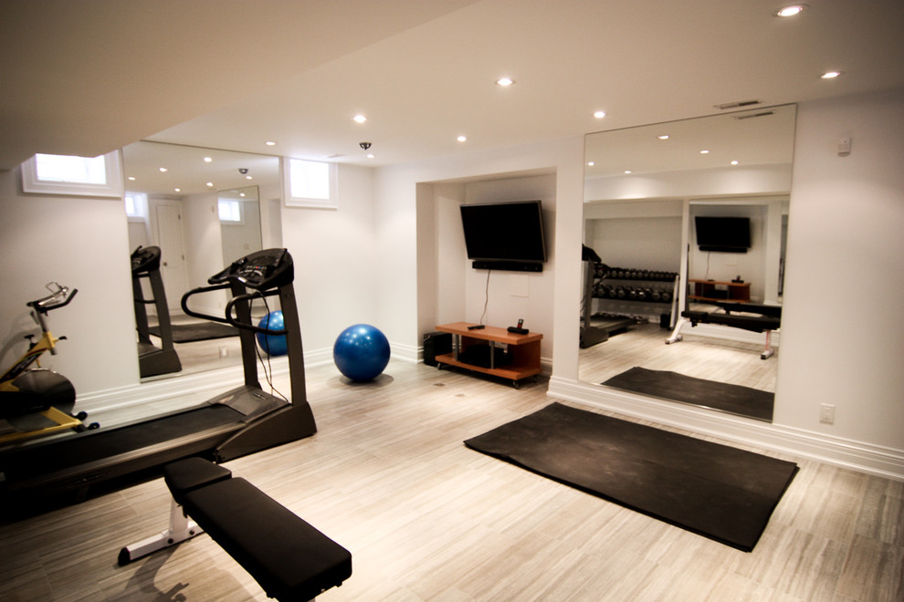 Multifunktionaler, Kleiner Klassischer Fitnessraum mit weißer Wandfarbe und Keramikboden in Toronto