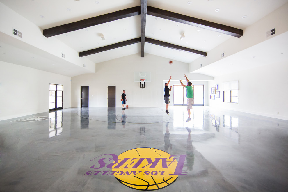 Geräumiger Mediterraner Fitnessraum mit Indoor-Sportplatz, weißer Wandfarbe, Betonboden und grauem Boden in San Diego
