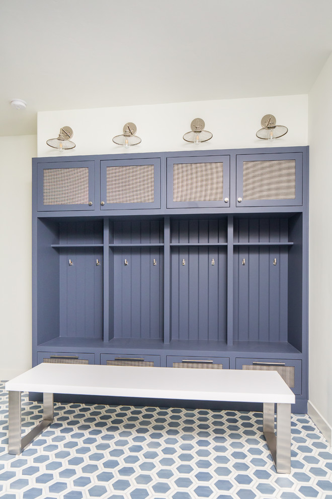 Inspiration för medelhavsstil entréer, med vita väggar och blått golv