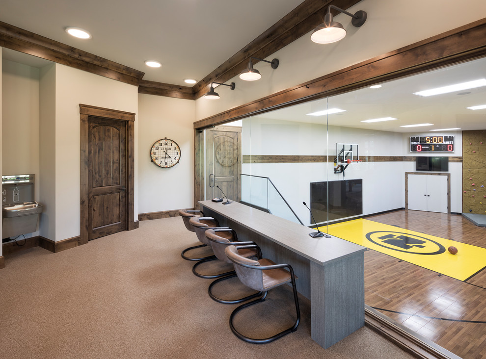 Rustikaler Fitnessraum mit Indoor-Sportplatz, weißer Wandfarbe, Teppichboden und braunem Boden in Minneapolis