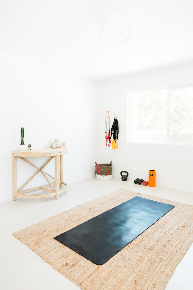 Пример оригинального дизайна: йога-студия среднего размера в стиле фьюжн с белыми стенами, бетонным полом и белым полом