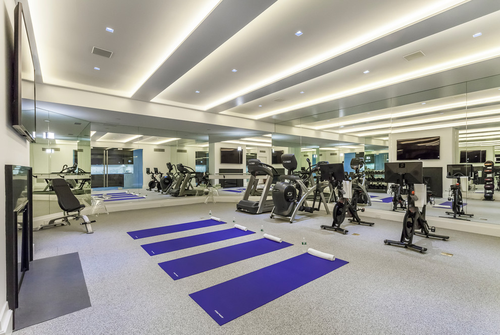 Multifunktionaler, Großer Moderner Fitnessraum mit weißer Wandfarbe und Korkboden in New York