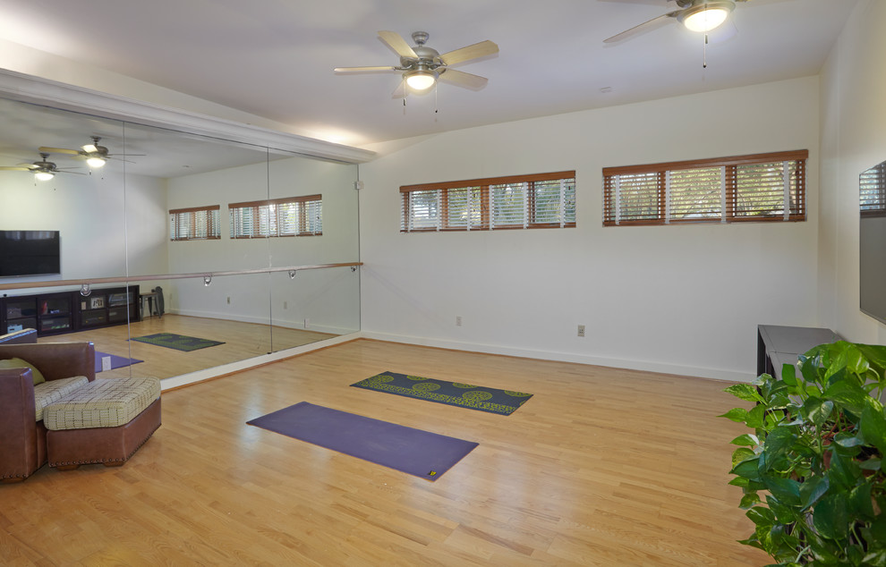 Großer Klassischer Yogaraum mit hellem Holzboden in Phoenix