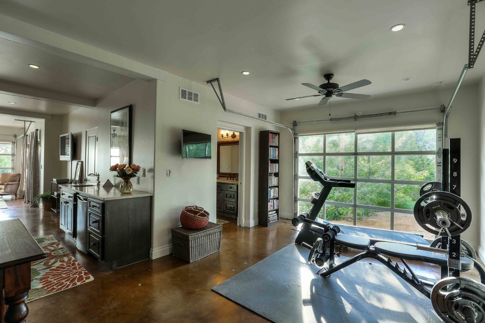 Inspiration for a modern home gym in Austin.