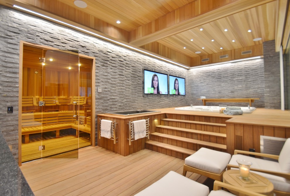 Geräumiger Moderner Fitnessraum mit hellem Holzboden in New York