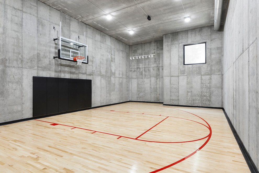 На фото: спортзал в современном стиле с серыми стенами, светлым паркетным полом и бежевым полом