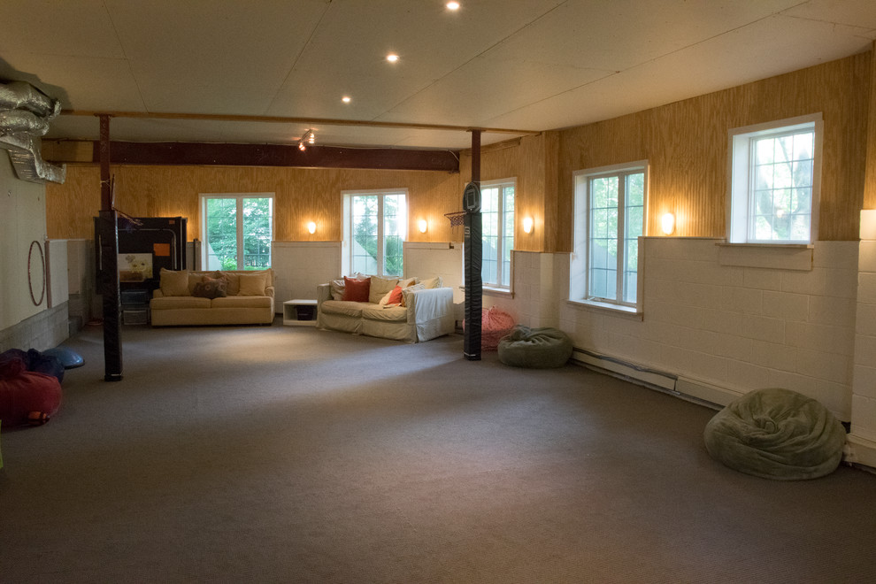 Multifunktionaler, Großer Moderner Fitnessraum mit weißer Wandfarbe und Teppichboden in New York