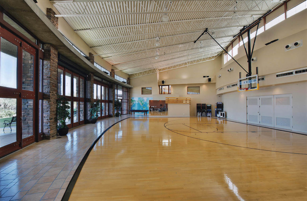 Großer Moderner Fitnessraum mit Indoor-Sportplatz und hellem Holzboden in Phoenix