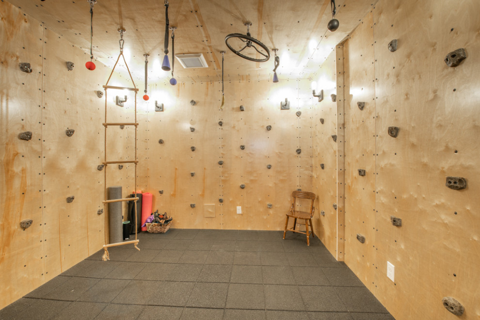 Mittelgroßer Rustikaler Fitnessraum mit Kletterwand, beiger Wandfarbe, Korkboden und braunem Boden in Seattle