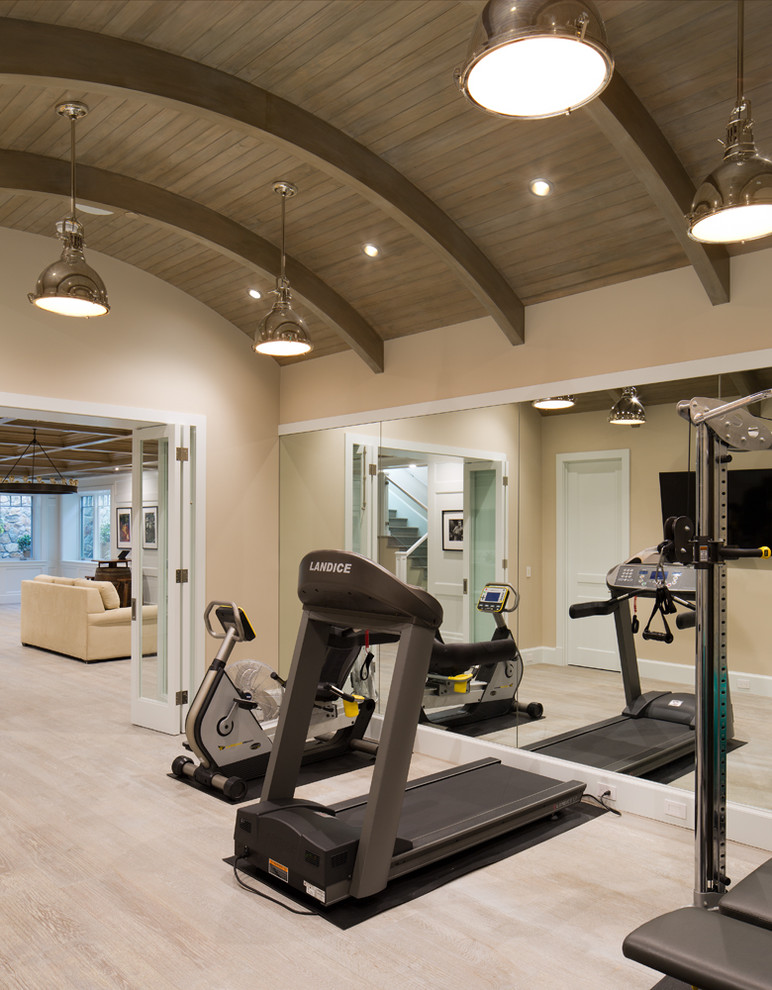 Multifunktionaler, Großer Klassischer Fitnessraum mit beiger Wandfarbe, hellem Holzboden und beigem Boden in San Diego