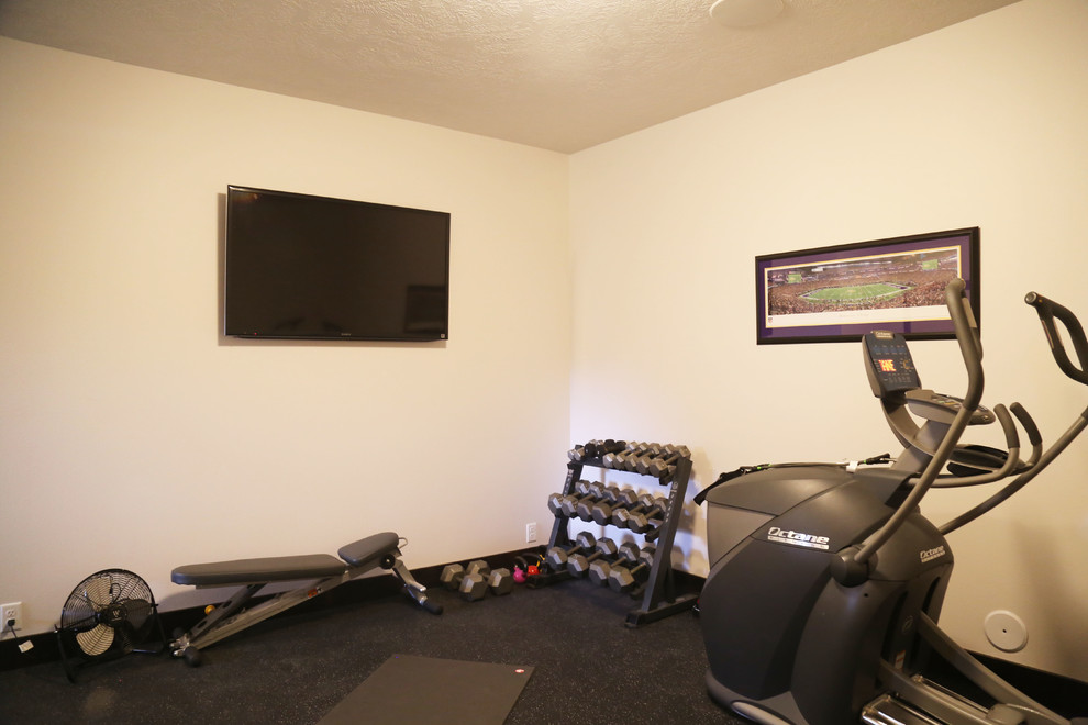 Exemple d'une petite salle de sport chic multi-usage avec un mur blanc et un sol noir.