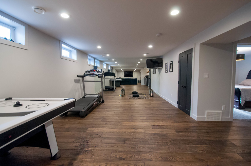 Multifunktionaler, Mittelgroßer Klassischer Fitnessraum mit grauer Wandfarbe, dunklem Holzboden und braunem Boden in Edmonton