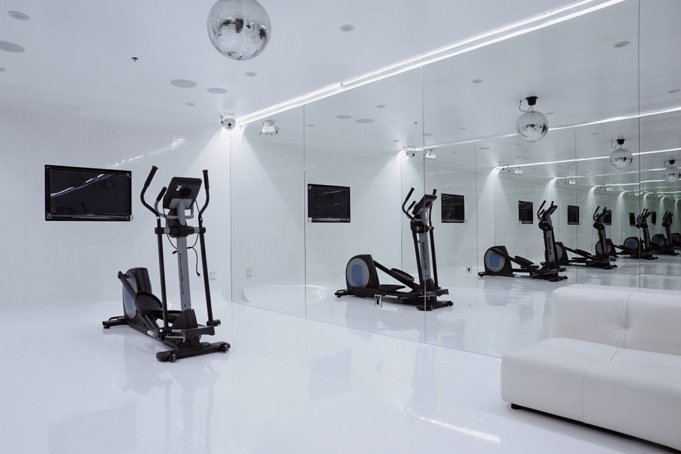 Moderner Fitnessraum mit weißem Boden in Los Angeles