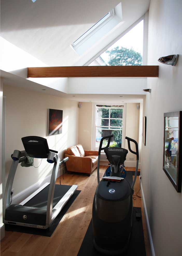 Kleiner, Multifunktionaler Klassischer Fitnessraum mit weißer Wandfarbe und braunem Holzboden in Surrey
