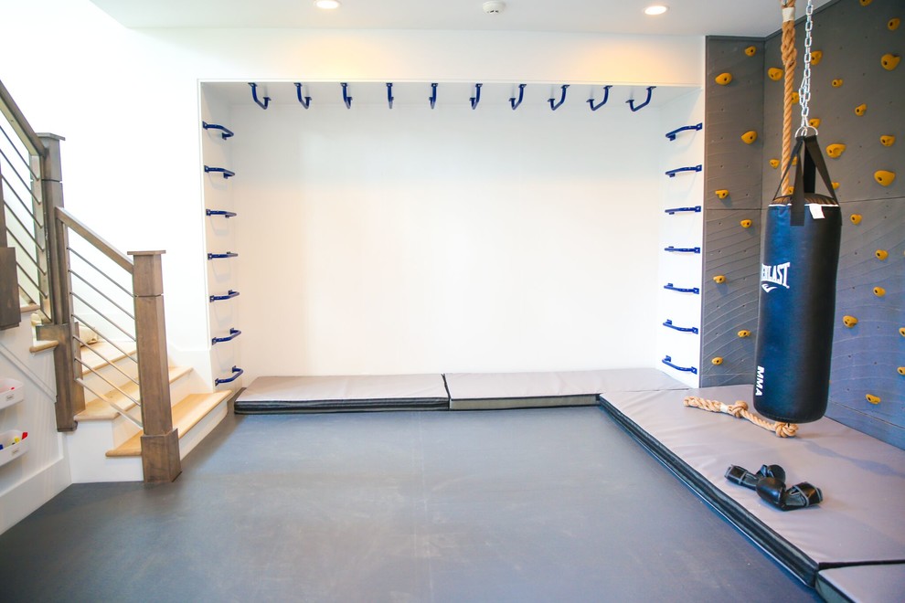 Aménagement d'une salle de sport moderne de taille moyenne avec un mur gris.