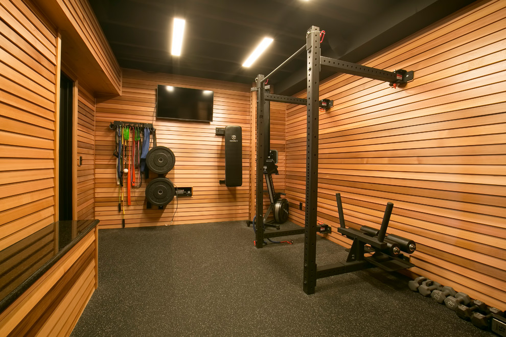 Multifunktionaler Moderner Fitnessraum mit brauner Wandfarbe und schwarzem Boden in Minneapolis