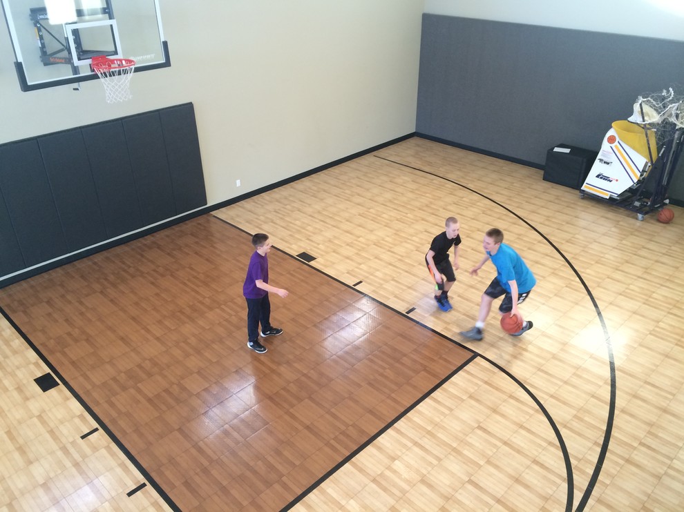Mittelgroßer Fitnessraum mit Indoor-Sportplatz und hellem Holzboden in Salt Lake City