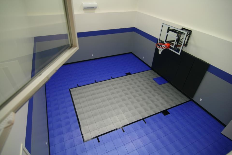 Foto de gimnasio clásico con suelo azul
