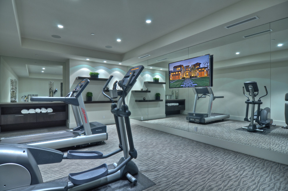 Moderner Fitnessraum mit grauer Wandfarbe und Teppichboden in Orange County